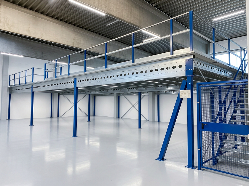 Lagerbühne 10x5m, mit Palettenübergabe, Treppe und Geländer