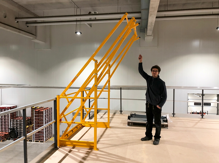 Lagerbühne 10x5m, mit Palettenübergabe, Treppe und Geländer