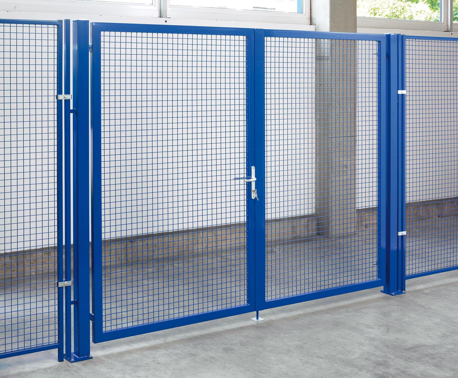 Großes Doppelflügeltor ohne begrenzte Durchfahrtshöhe