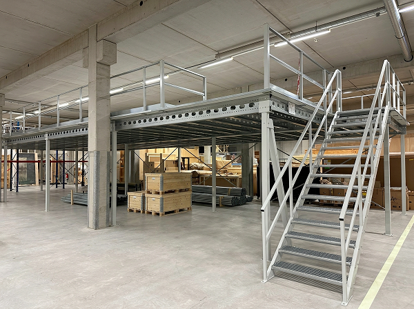 Lagerbühne 10x5m, mit Palettenübergabe, Treppe und Geländer