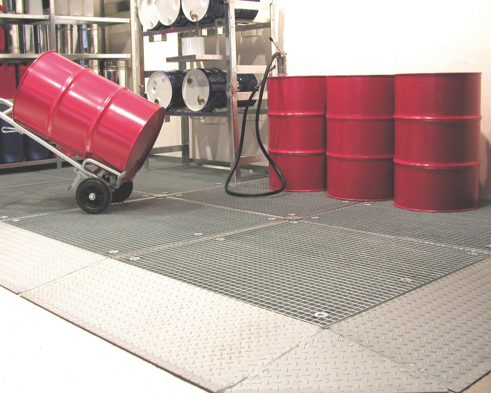 Zur vorschriftsgemäßen Bodenlagerung über Auffangwanne